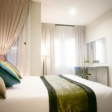 Country Inn Kulai Eksteriør bilde