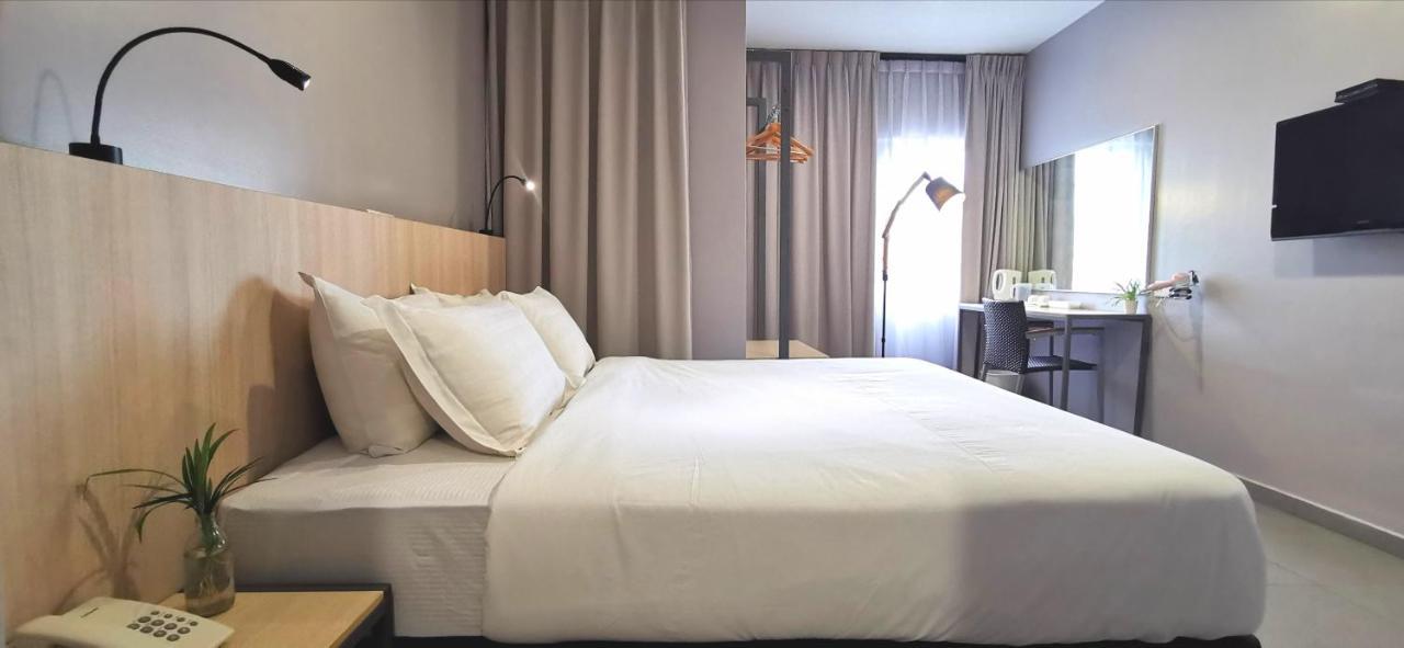 Country Inn Kulai Eksteriør bilde