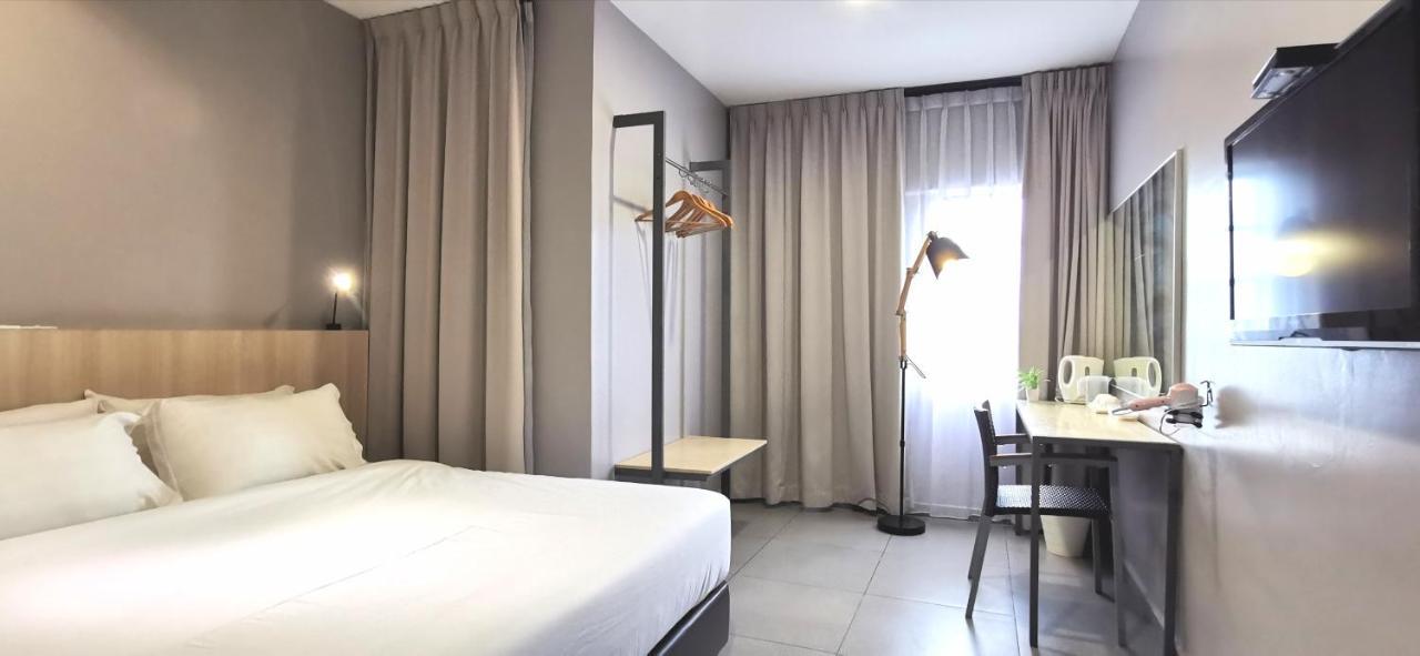 Country Inn Kulai Eksteriør bilde