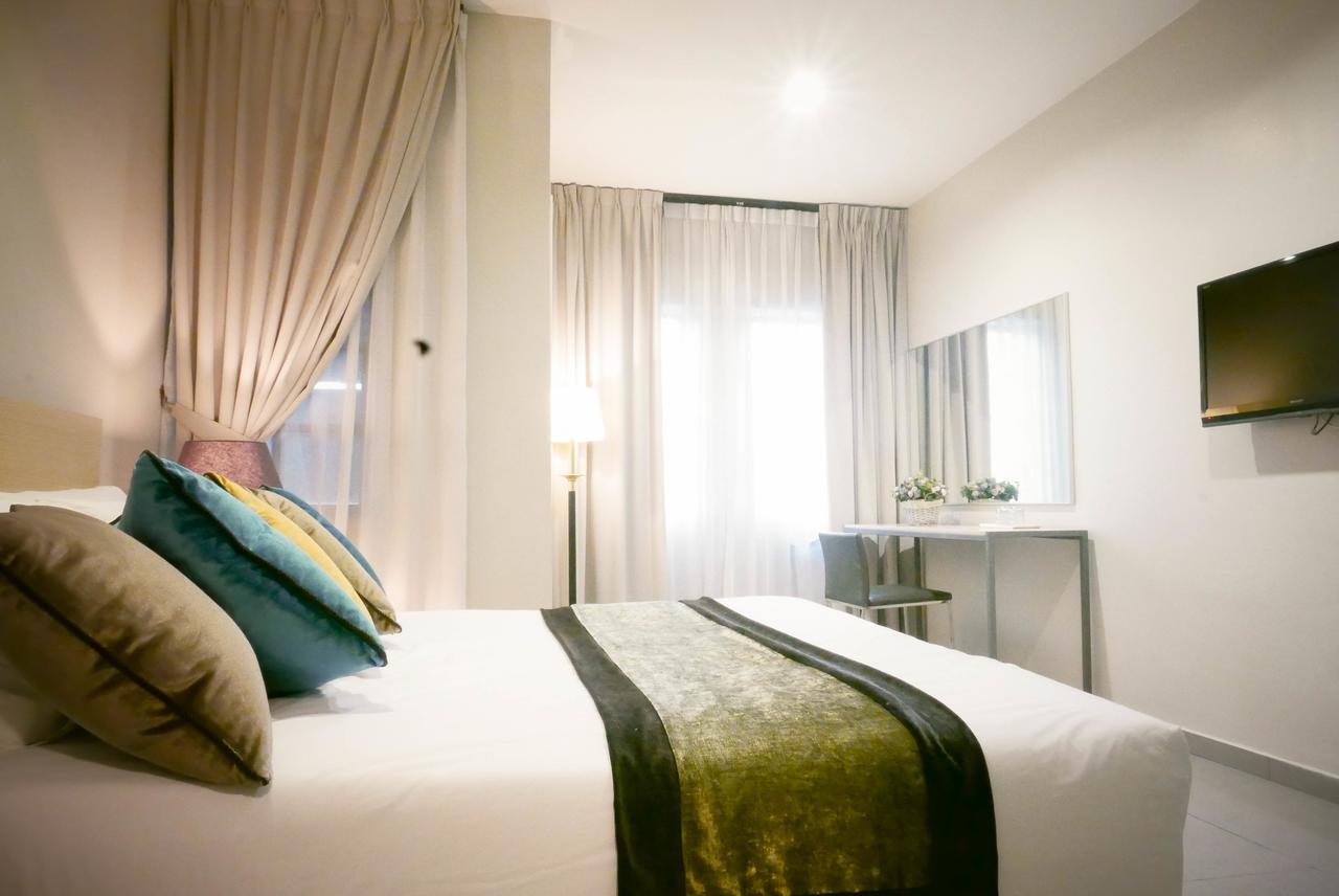 Country Inn Kulai Eksteriør bilde