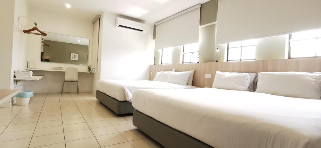 Country Inn Kulai Eksteriør bilde